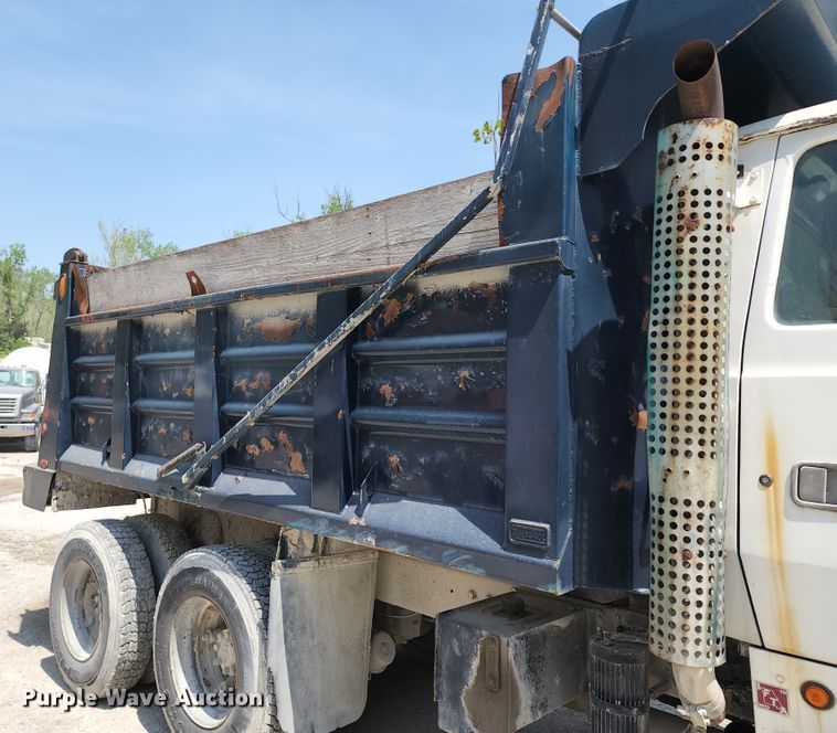 image for item KF9043 1991 Ford L9000  dump truck