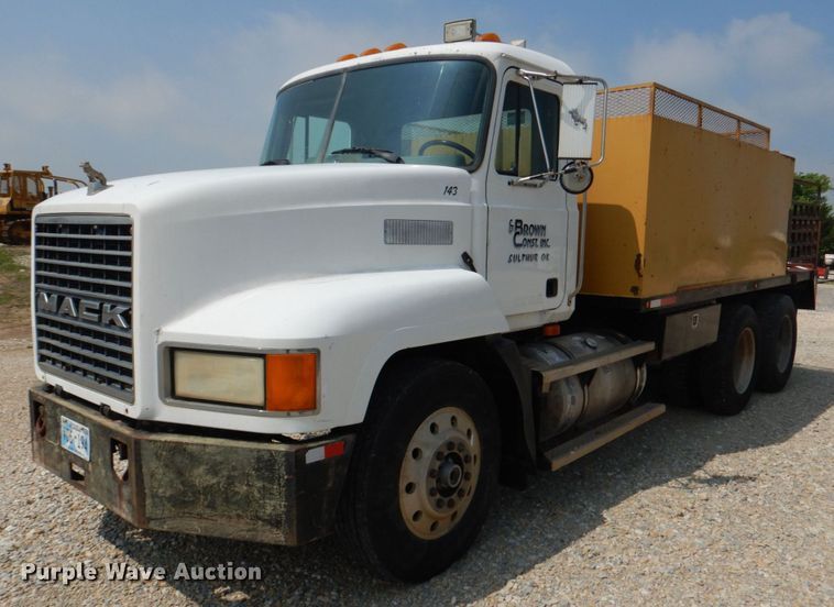 image for item KP9120 1995 Mack CH613  water truck
