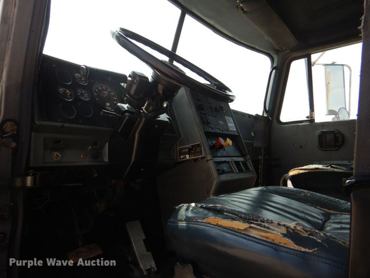 image for item KP9120 1995 Mack CH613  water truck