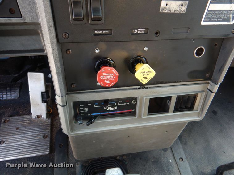 image for item KP9120 1995 Mack CH613  water truck