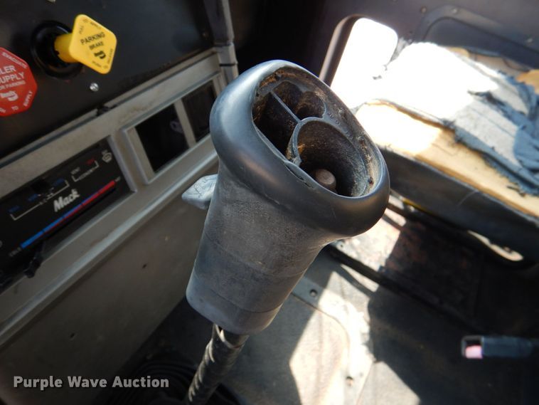 image for item KP9120 1995 Mack CH613  water truck