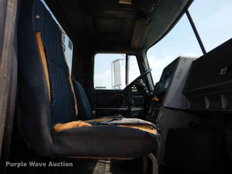 image for item KP9120 1995 Mack CH613  water truck