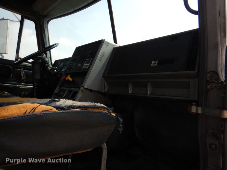 image for item KP9120 1995 Mack CH613  water truck