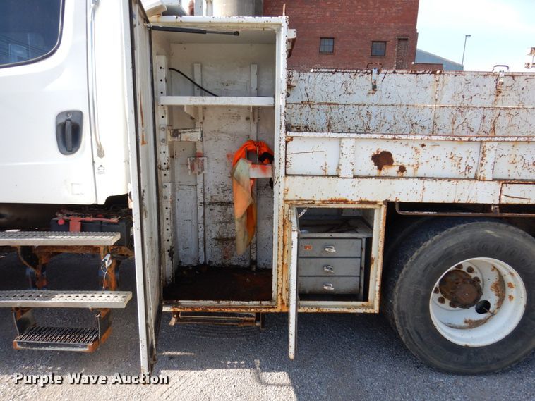 image for item KR9302 2005 Freightliner Business Class M2  crane truck