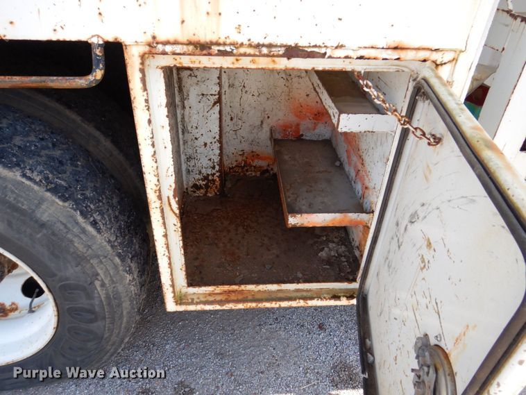 image for item KR9302 2005 Freightliner Business Class M2  crane truck