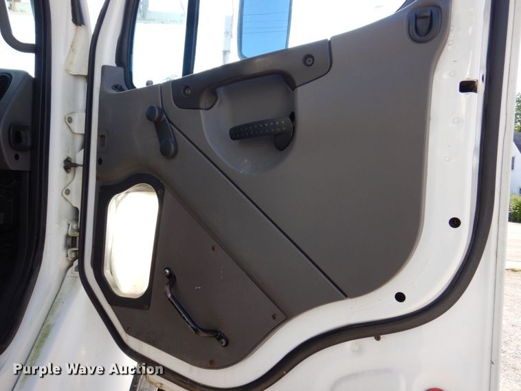 image for item KR9302 2005 Freightliner Business Class M2  crane truck