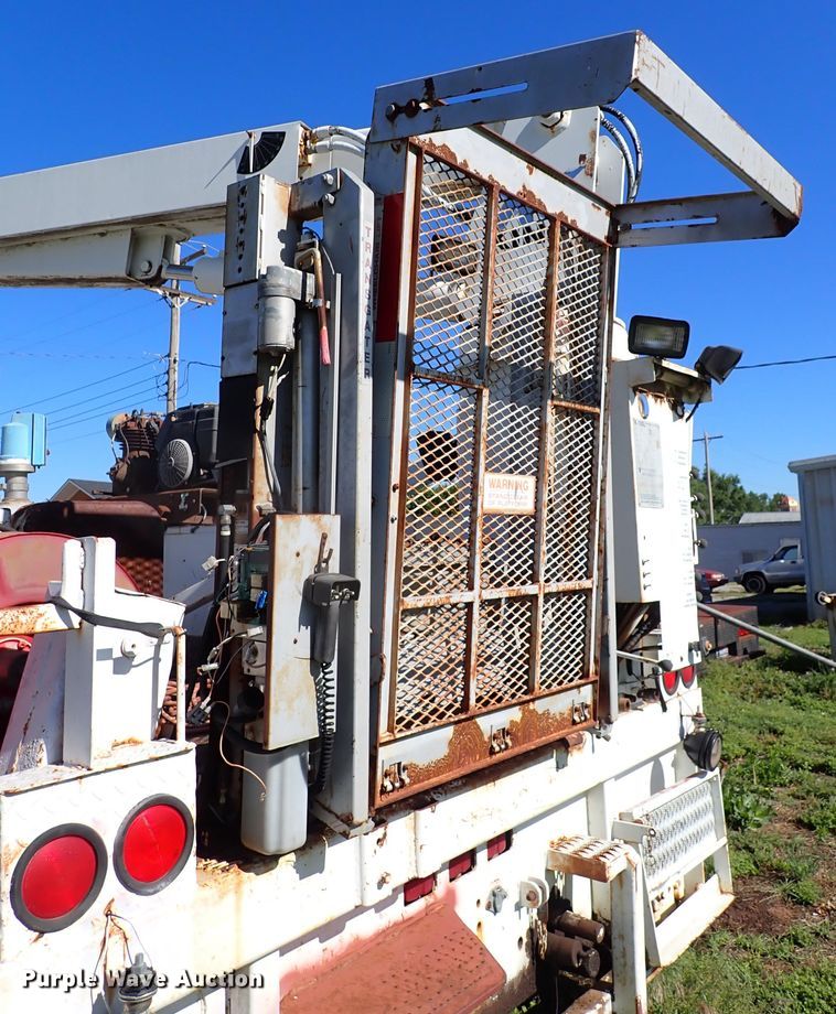 image for item MF9481 1990 International 4900  crane truck