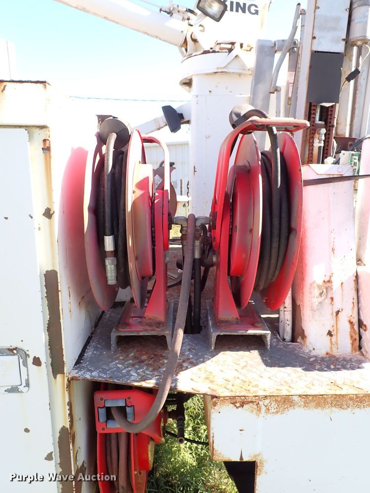 image for item MF9481 1990 International 4900  crane truck