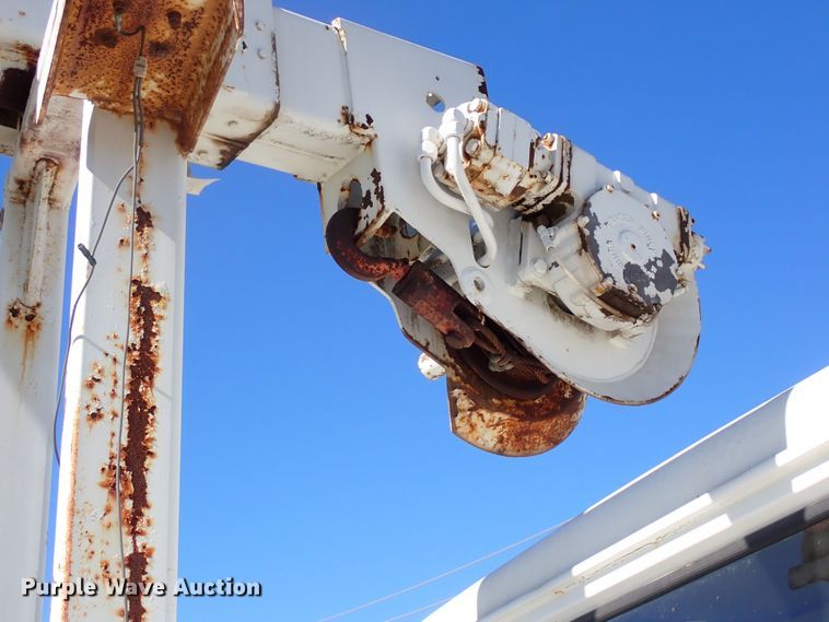 image for item MF9481 1990 International 4900  crane truck