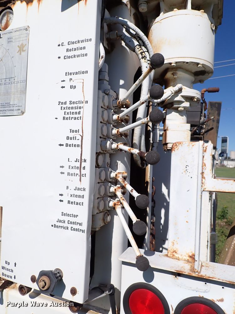 image for item MF9481 1990 International 4900  crane truck