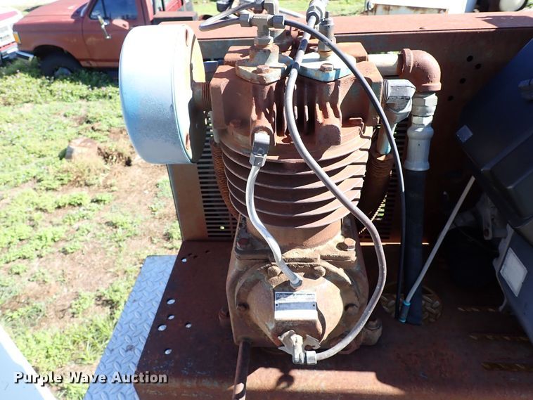 image for item MF9481 1990 International 4900  crane truck