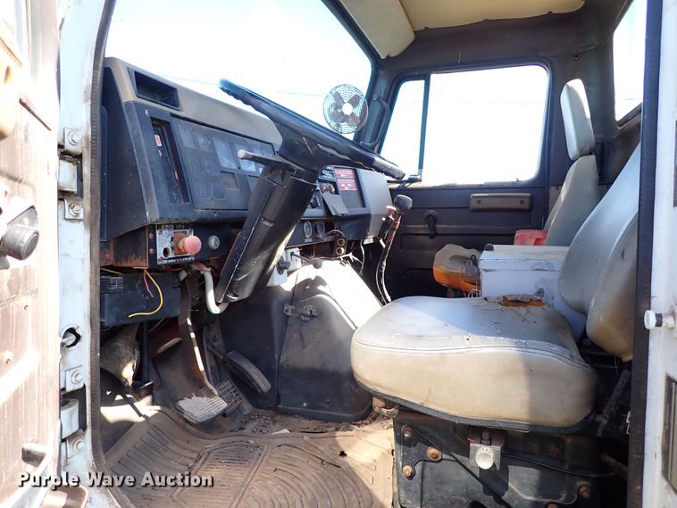 image for item MF9481 1990 International 4900  crane truck