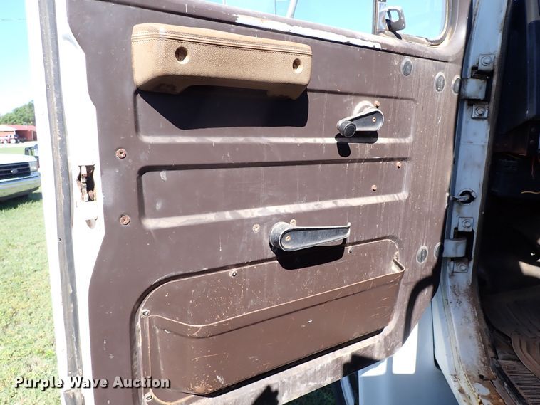 image for item MF9481 1990 International 4900  crane truck