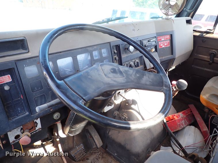 image for item MF9481 1990 International 4900  crane truck