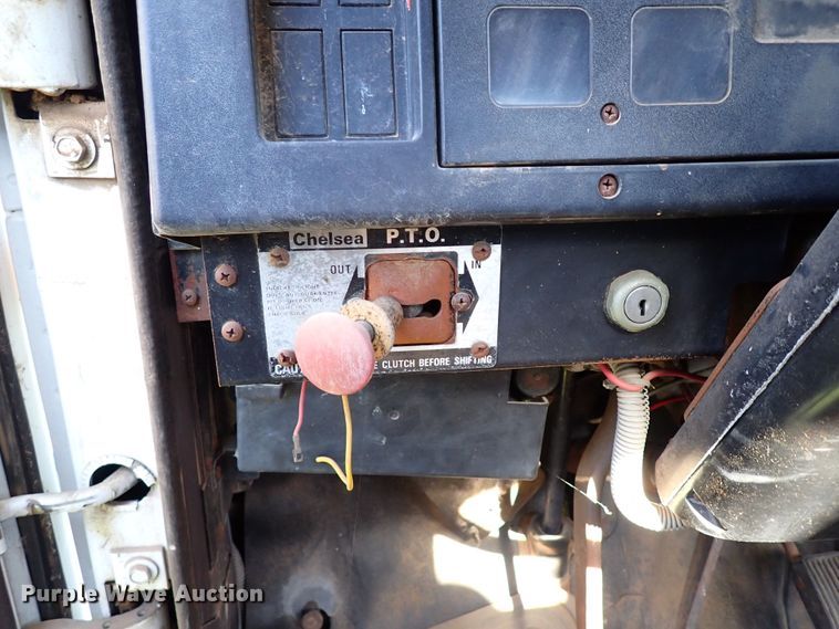 image for item MF9481 1990 International 4900  crane truck