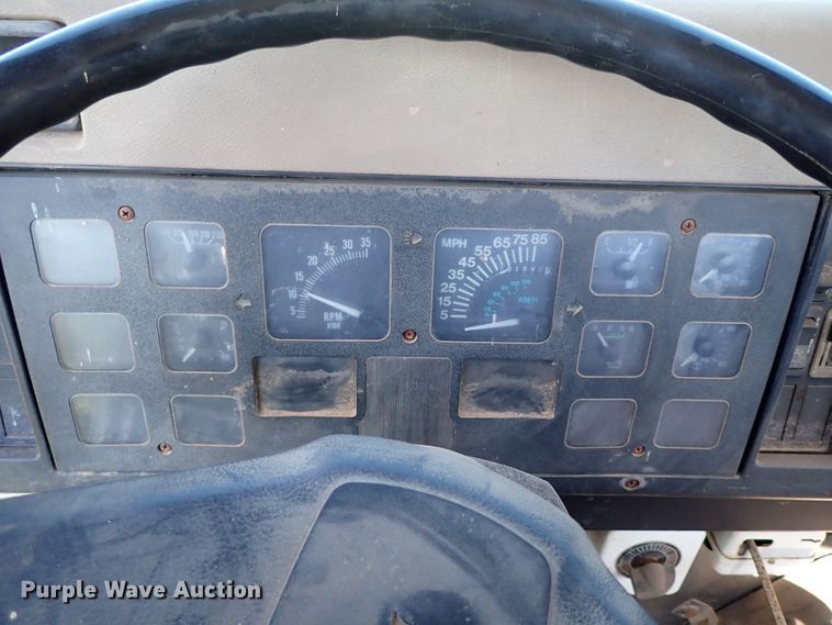 image for item MF9481 1990 International 4900  crane truck