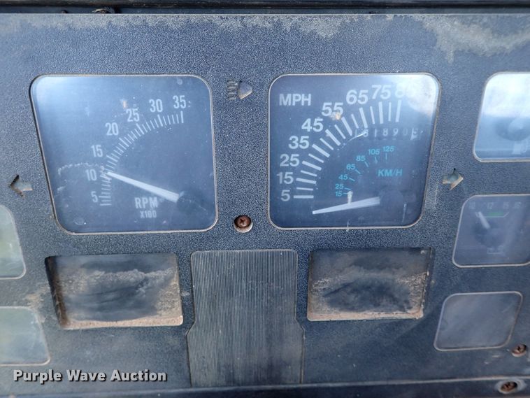 image for item MF9481 1990 International 4900  crane truck