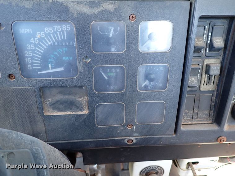 image for item MF9481 1990 International 4900  crane truck