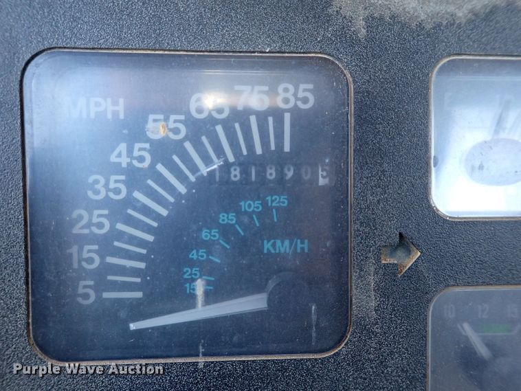 image for item MF9481 1990 International 4900  crane truck