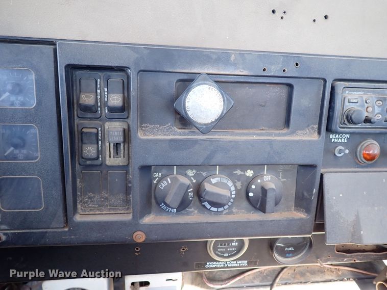 image for item MF9481 1990 International 4900  crane truck