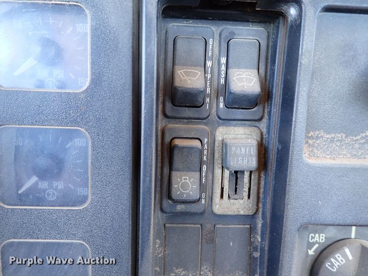 image for item MF9481 1990 International 4900  crane truck