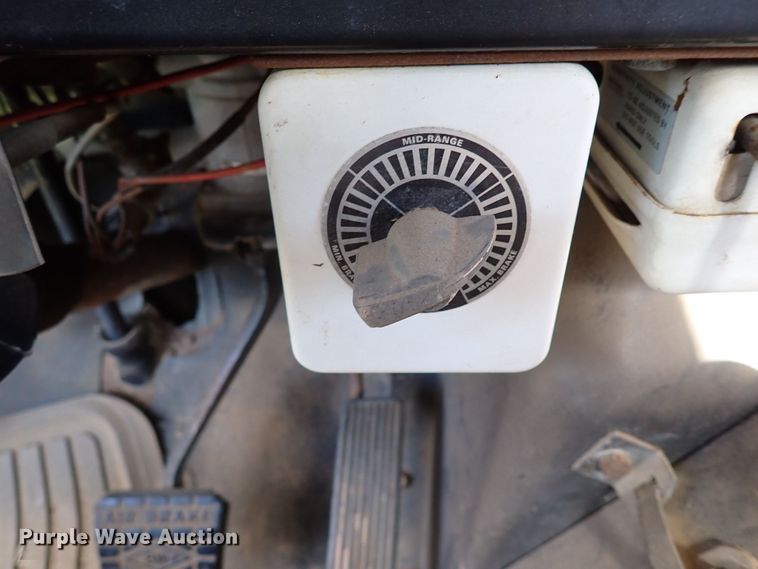 image for item MF9481 1990 International 4900  crane truck