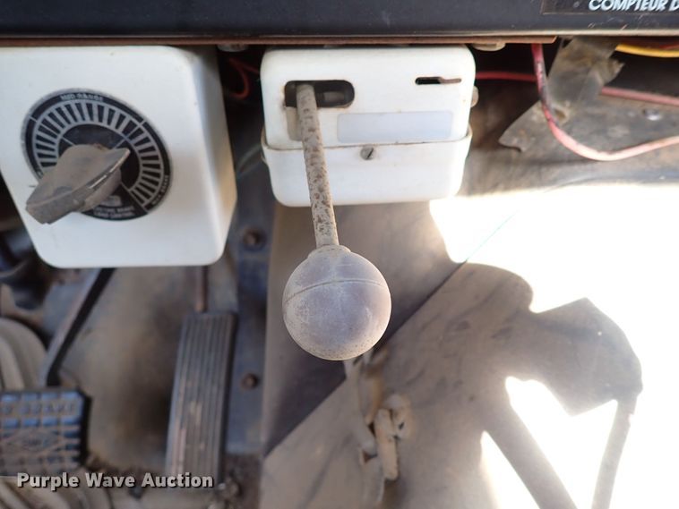 image for item MF9481 1990 International 4900  crane truck