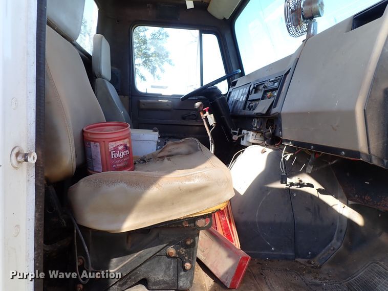 image for item MF9481 1990 International 4900  crane truck