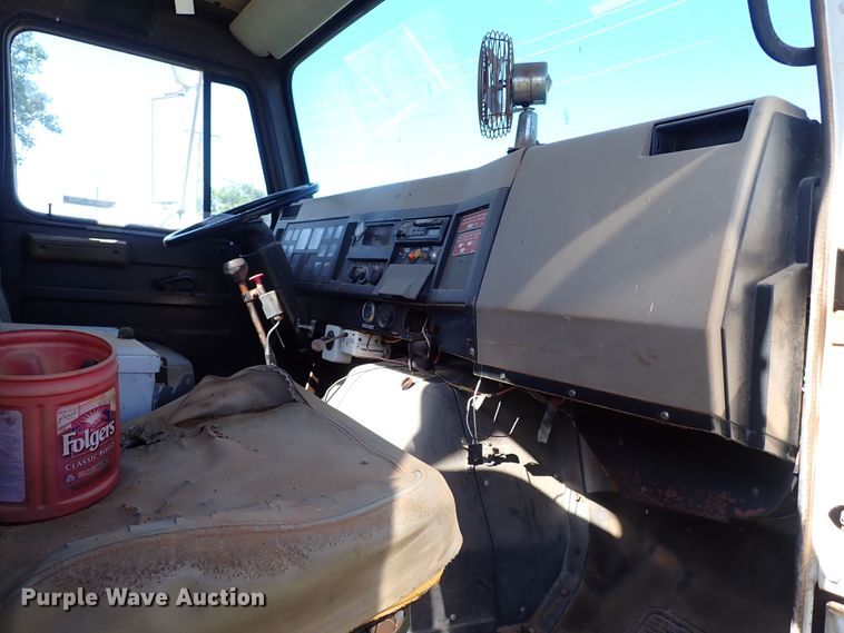 image for item MF9481 1990 International 4900  crane truck