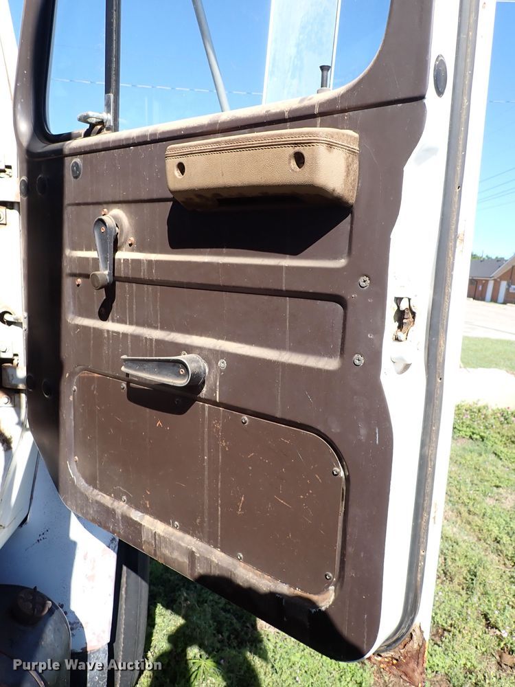 image for item MF9481 1990 International 4900  crane truck