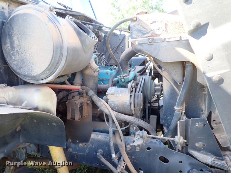 image for item MF9481 1990 International 4900  crane truck