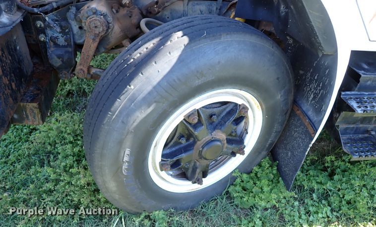 image for item MF9481 1990 International 4900  crane truck