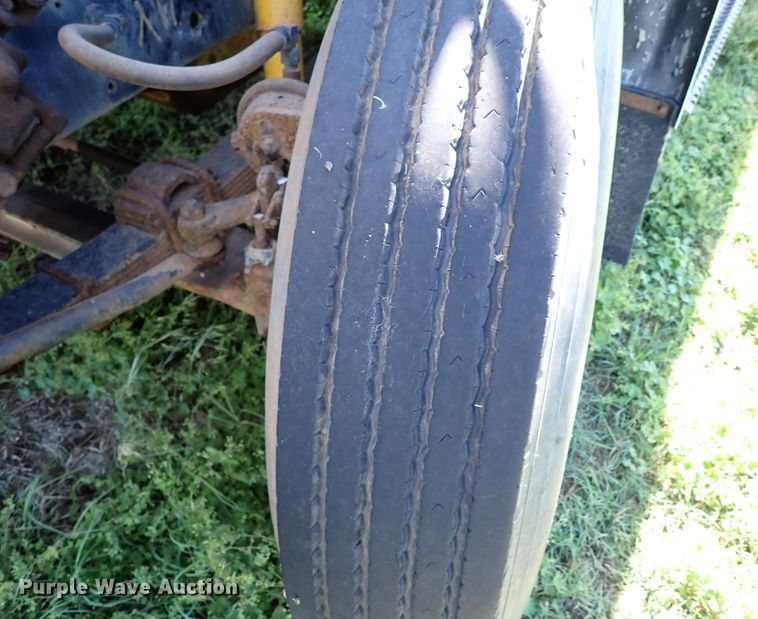 image for item MF9481 1990 International 4900  crane truck