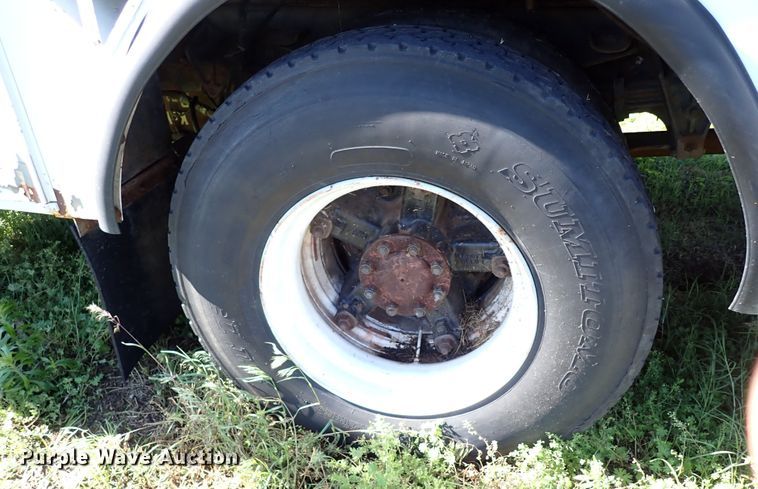 image for item MF9481 1990 International 4900  crane truck