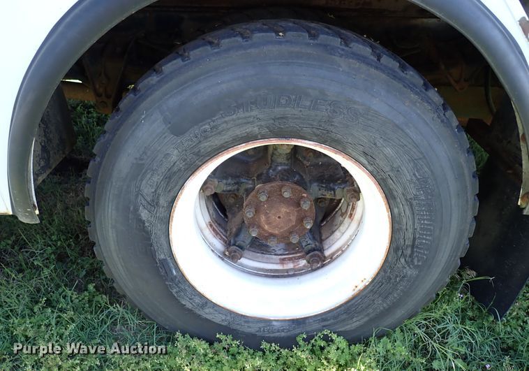 image for item MF9481 1990 International 4900  crane truck