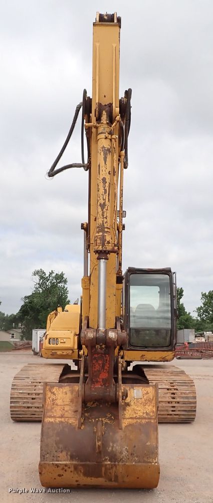 image for item MF9498 2003 John Deere 200C LC  excavator