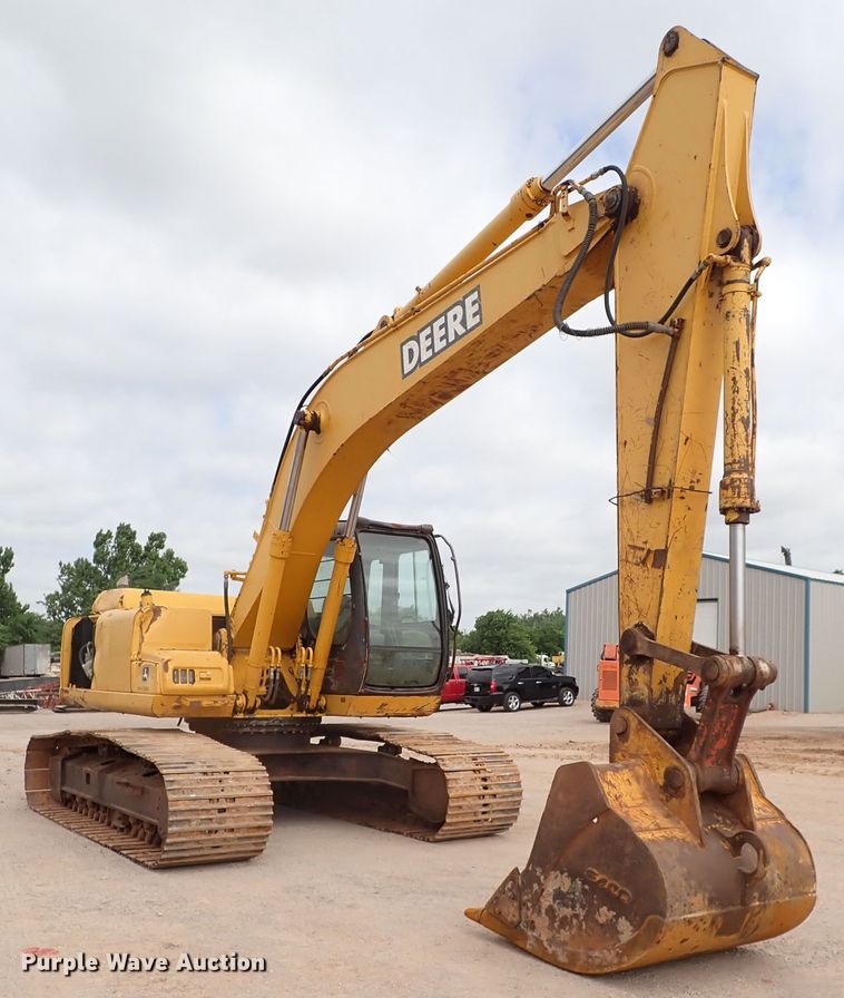 image for item MF9498 2003 John Deere 200C LC  excavator