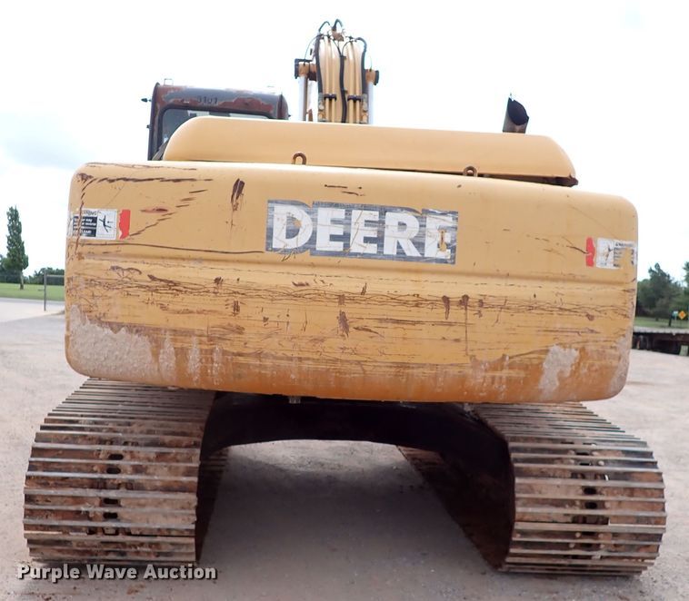 image for item MF9498 2003 John Deere 200C LC  excavator