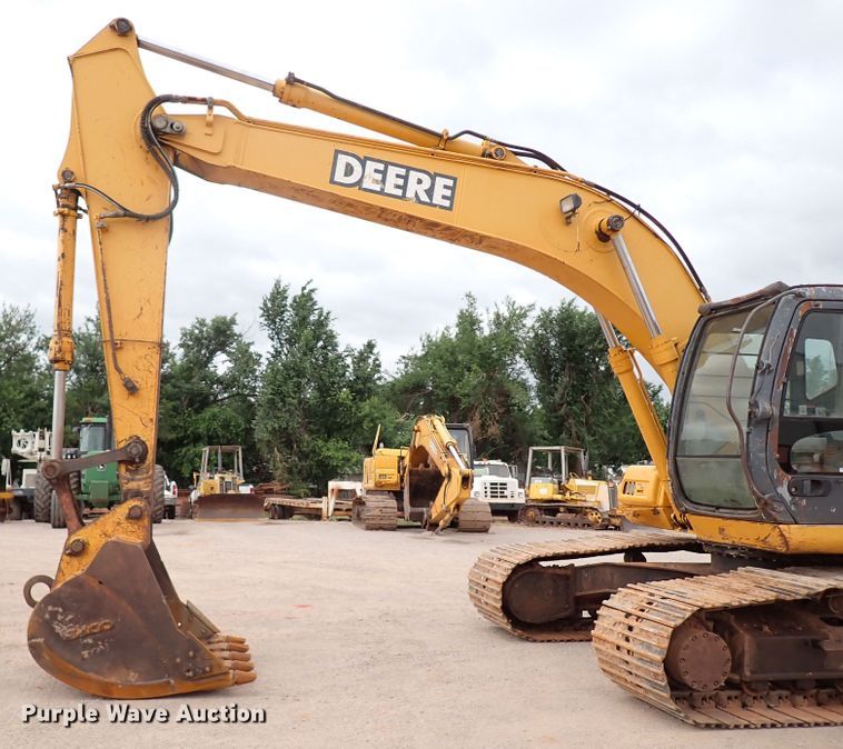 image for item MF9498 2003 John Deere 200C LC  excavator