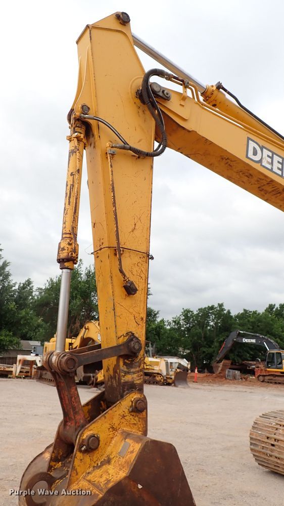 image for item MF9498 2003 John Deere 200C LC  excavator