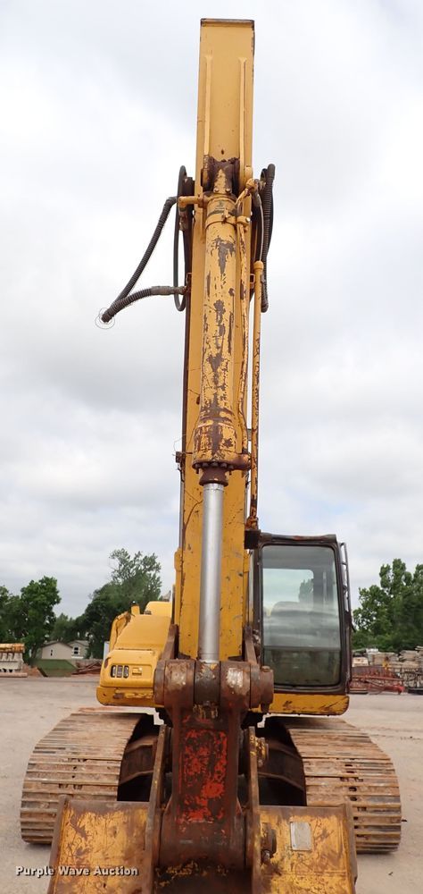 image for item MF9498 2003 John Deere 200C LC  excavator