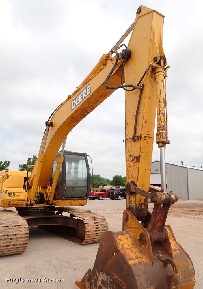 image for item MF9498 2003 John Deere 200C LC  excavator