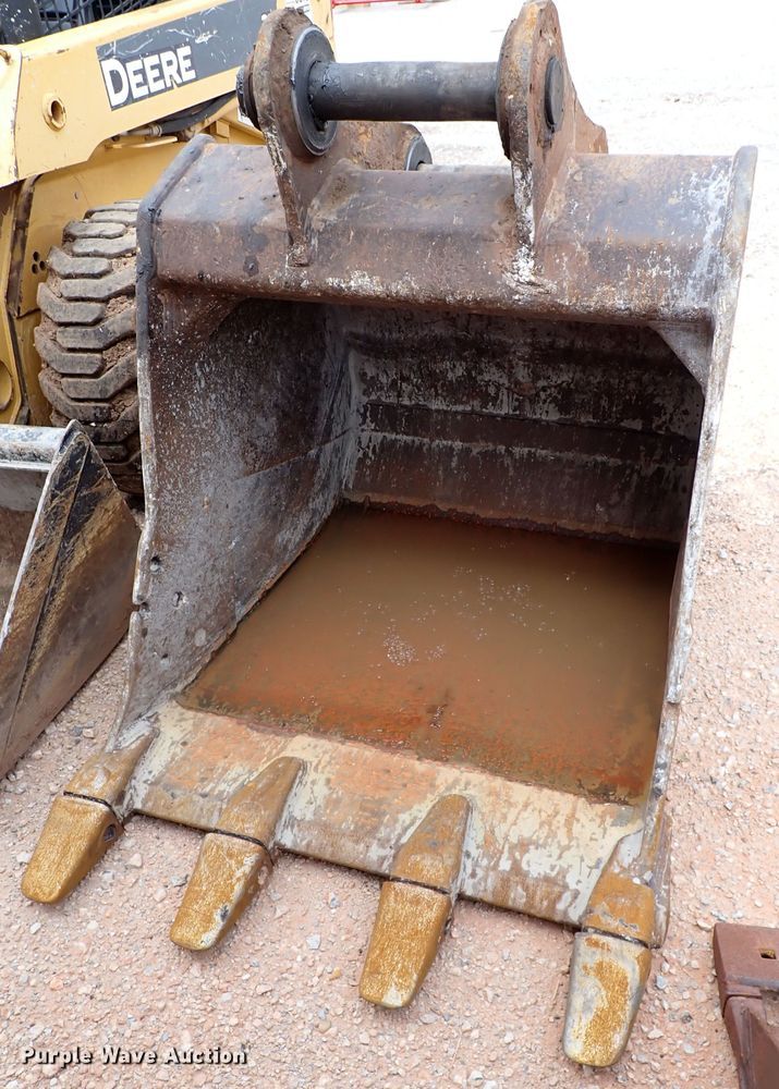 image for item MF9498 2003 John Deere 200C LC  excavator