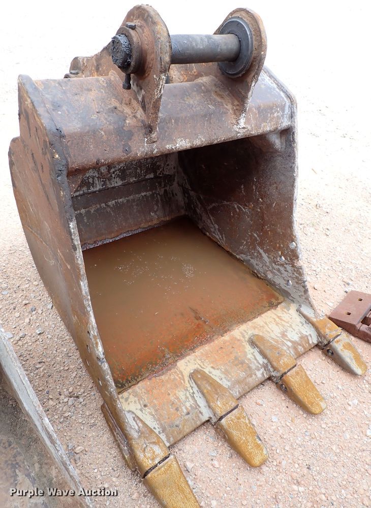 image for item MF9498 2003 John Deere 200C LC  excavator