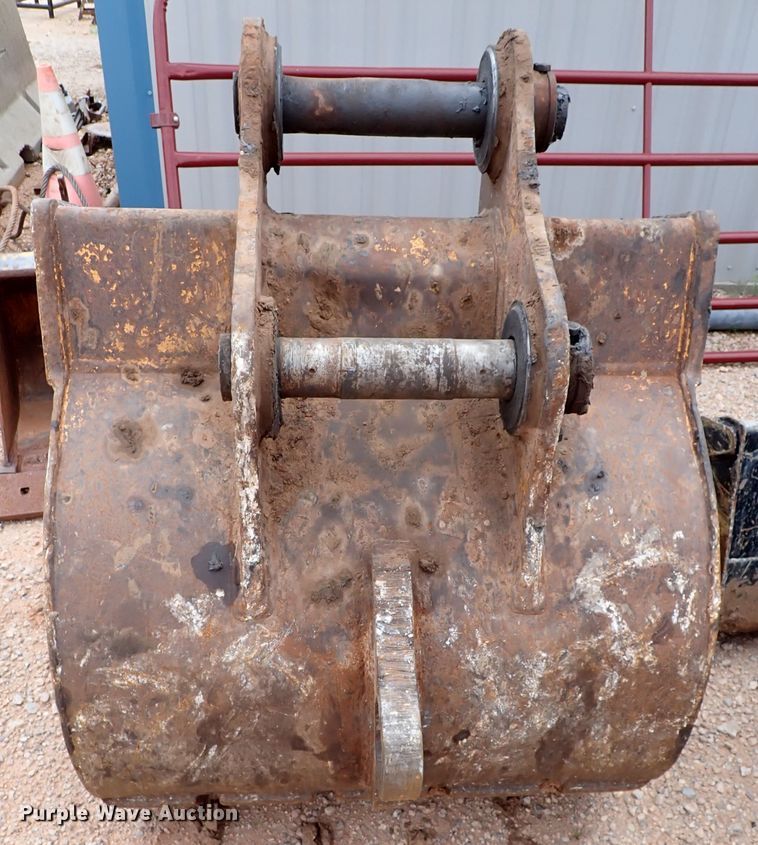 image for item MF9498 2003 John Deere 200C LC  excavator