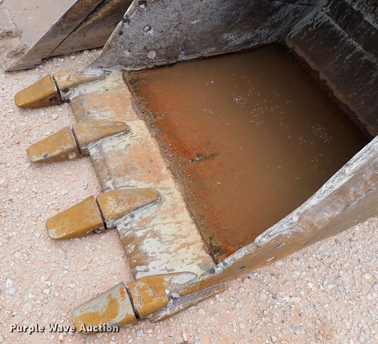 image for item MF9498 2003 John Deere 200C LC  excavator