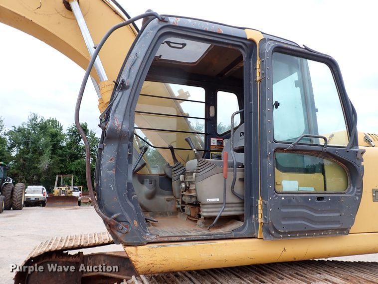 image for item MF9498 2003 John Deere 200C LC  excavator