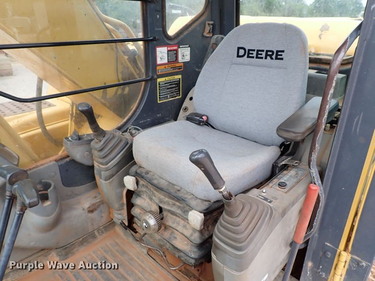 image for item MF9498 2003 John Deere 200C LC  excavator