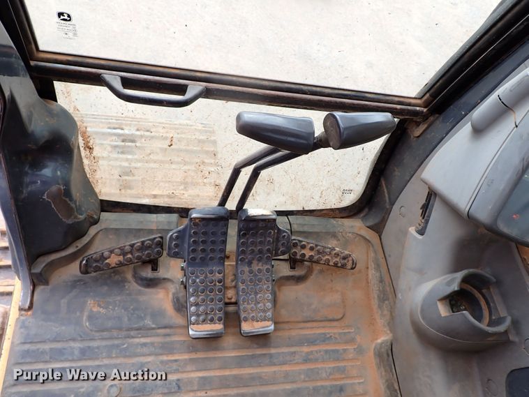 image for item MF9498 2003 John Deere 200C LC  excavator