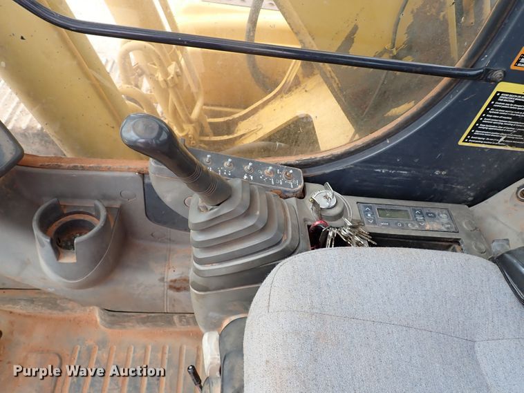 image for item MF9498 2003 John Deere 200C LC  excavator